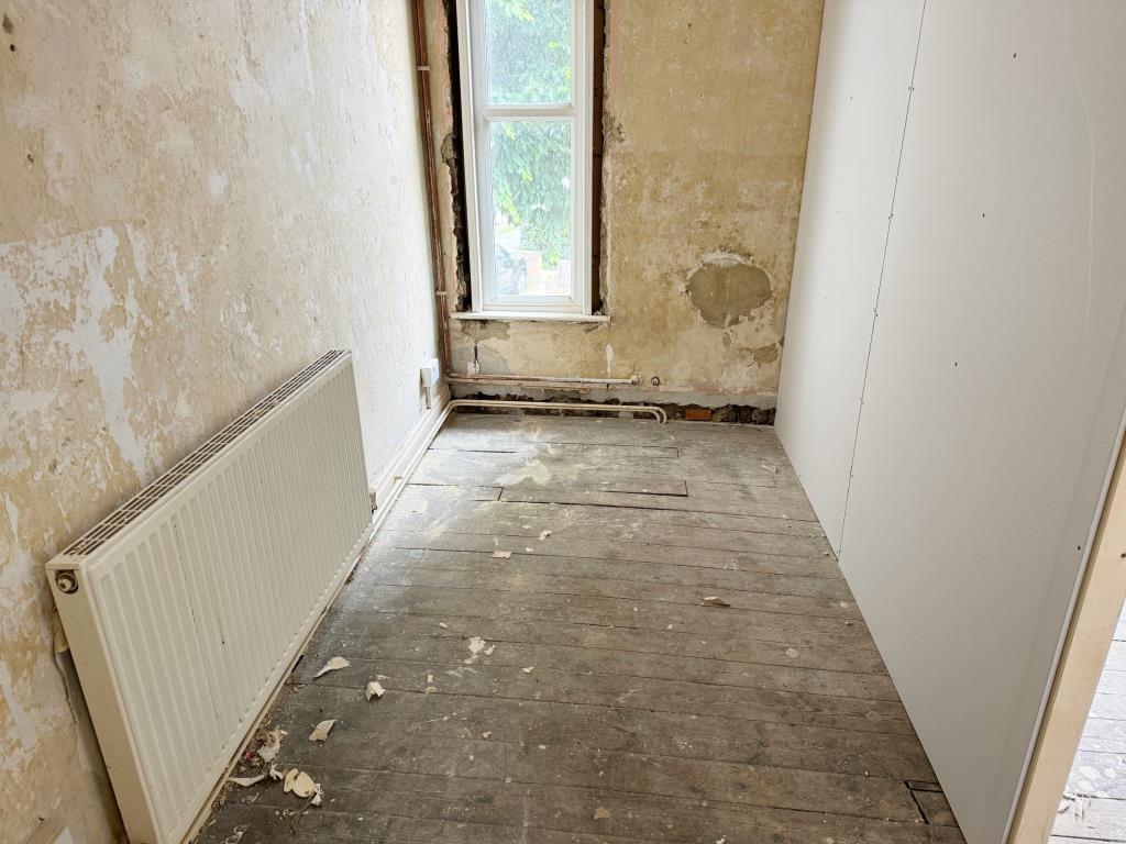 Lot: 5 - BAY FRONTED TERRACE HOUSE FOR IMPROVEMENT - Bedroom 3